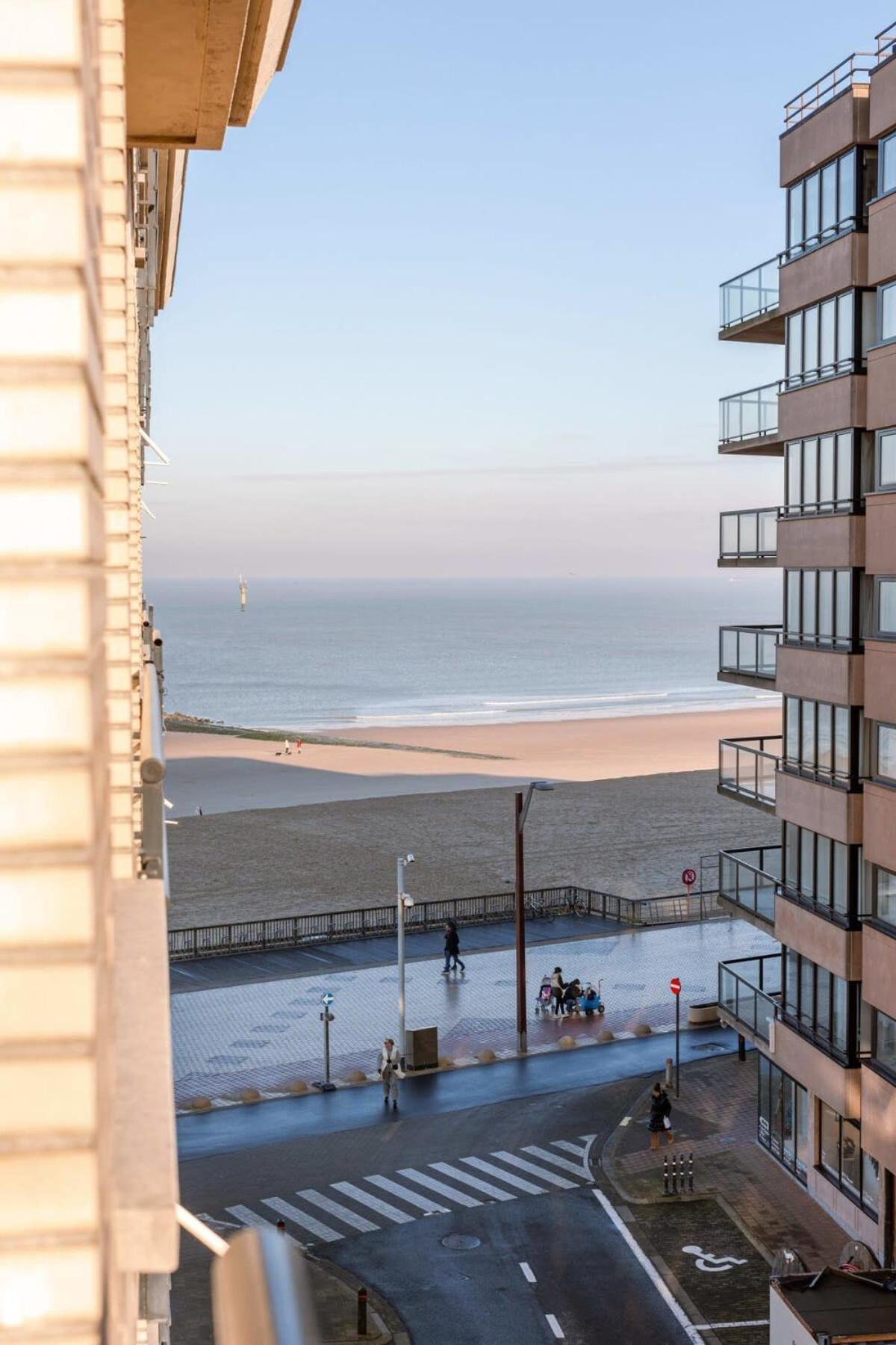 Huswell - Beautiful And Spacious Studio With Side Seaview Knokke-Heist Bagian luar foto
